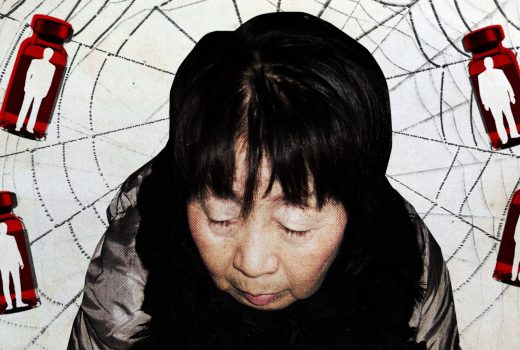 پیرزن با پشت زمینه تار عنکبوت و مردهای به دام افتاده