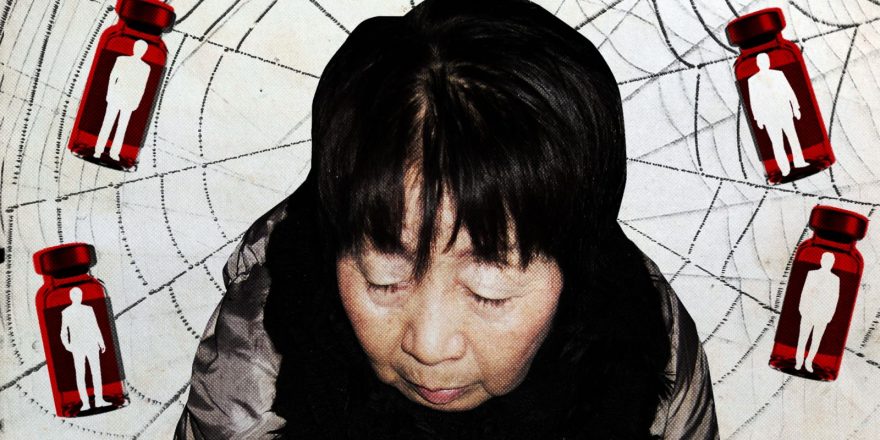 پیرزن با پشت زمینه تار عنکبوت و مردهای به دام افتاده