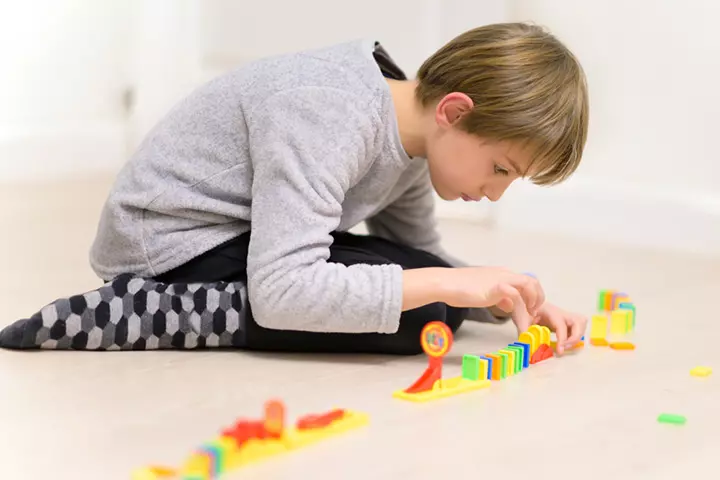 ۹ بازی فکری برای پسران ۱۲ ساله_سیاه پوش 29 بازی پسر با دومینو