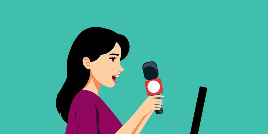 صحبت کردن دختر کارتونی با میکروفن و لپتاپ جلو