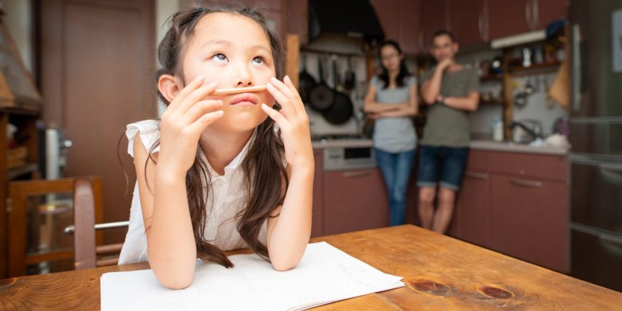 مداد بالای لب دختر بچه و پدر مادر نگران پشت سر