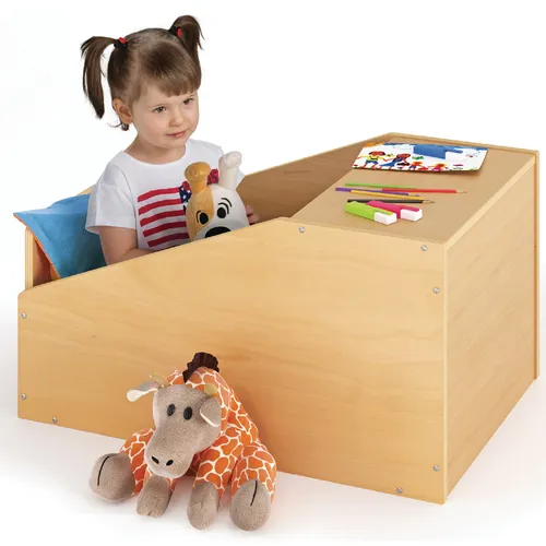 دختر بچه با عروسک داخل خانه کوچک چوبی