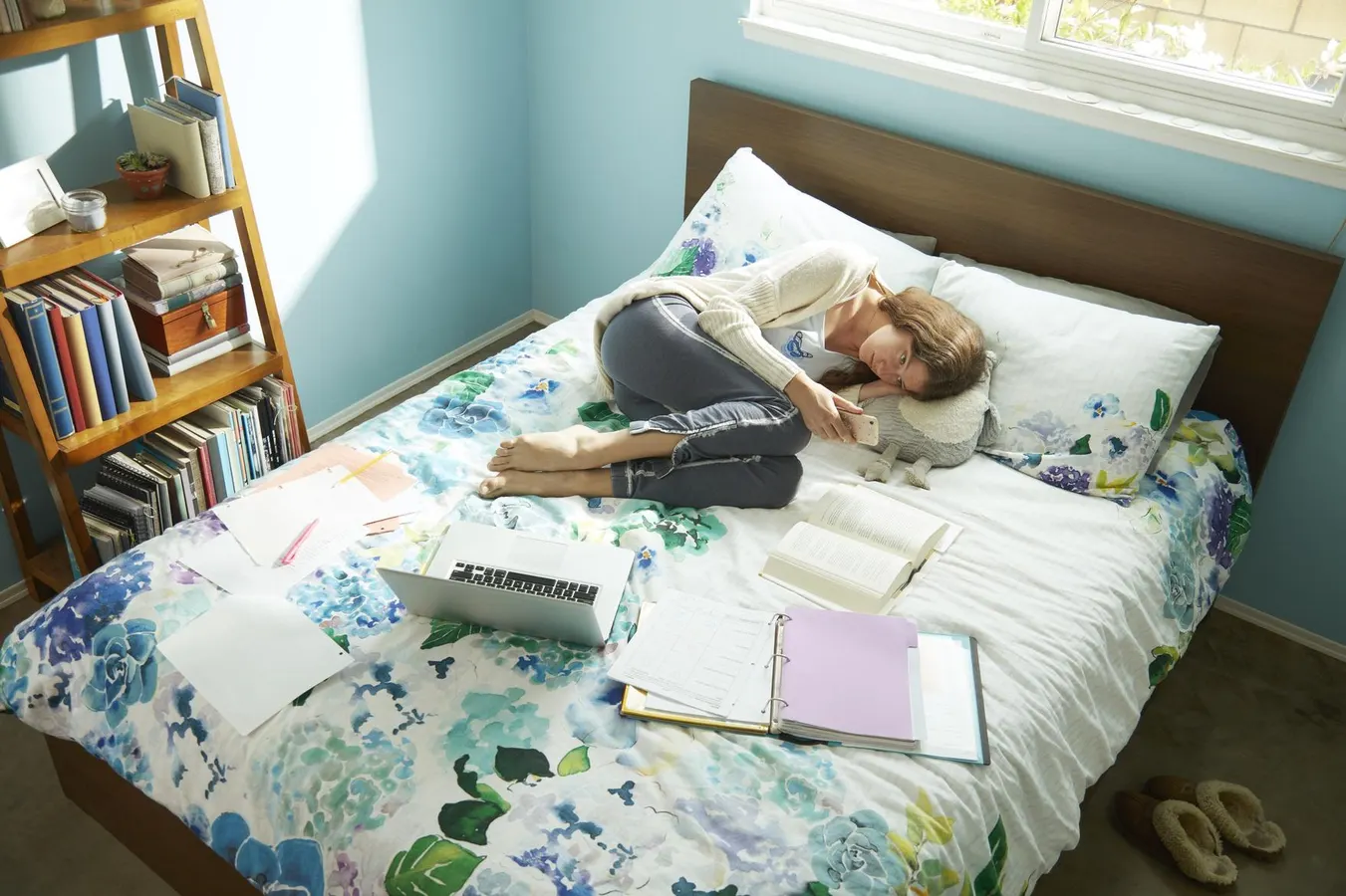 اهمال کاری چیست؟ انواع، علل و راهکارهای مقابله با آن_سیاه پوش 50 دراز کشیدن دختر در تختخواب با کتاب ها