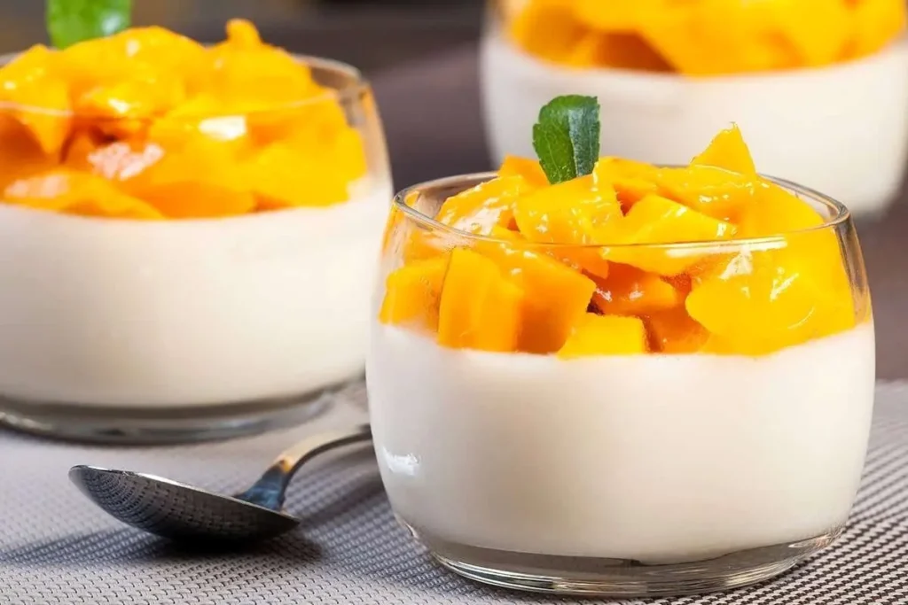 نحوه تهیه دسر انبه؛ ۱۳ دسر با انبه که باید حتما بخورید_سیاه پوش 31 1756841781 281 نحوه تهیه دسر انبه؛ ۱۳ دسر با انبه که باید.webp