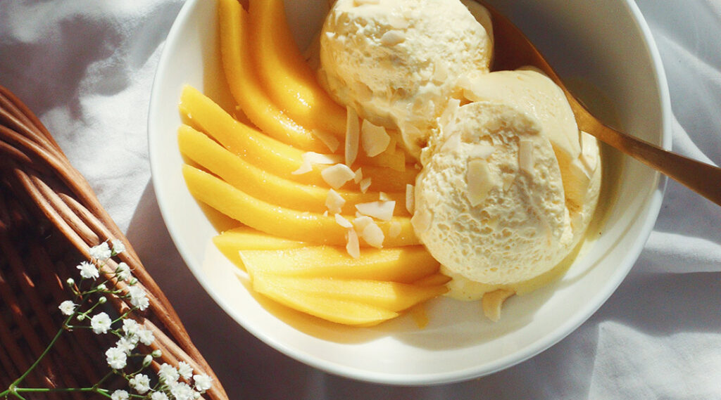 نحوه تهیه دسر انبه؛ ۱۳ دسر با انبه که باید حتما بخورید_سیاه پوش 33 1756841782 676 نحوه تهیه دسر انبه؛ ۱۳ دسر با انبه که باید