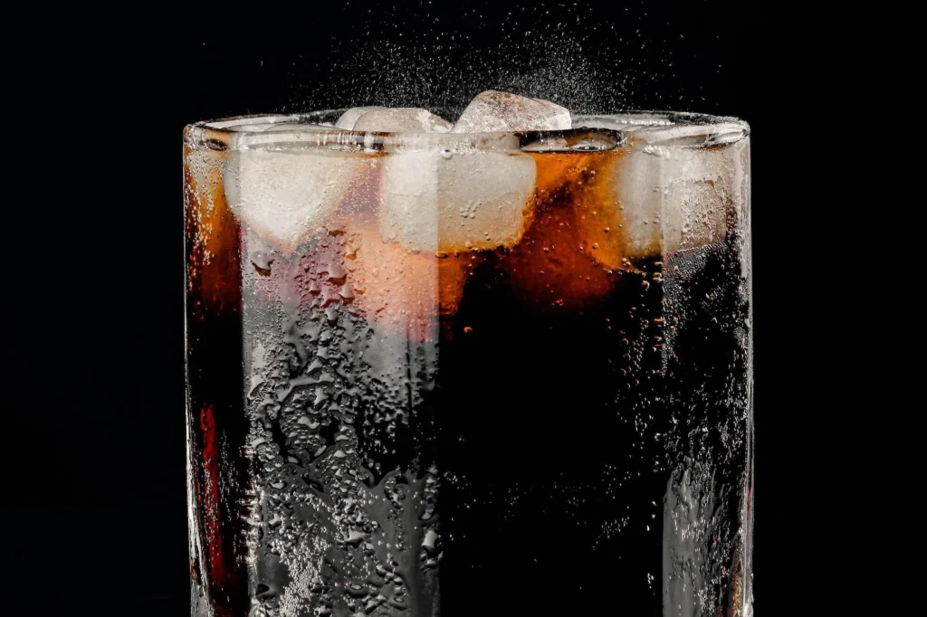 تاثییر نوشابه رژیمی بر دیابت: دوست یا دشمن؟ بازدید کامل مزایا، معایب و حقایق علمی_سیاه پوش 24 1757274251 354 تاثییر نوشابه رژیمی بر دیابت دوست یا دشمن؟ بازدید کامل.webp