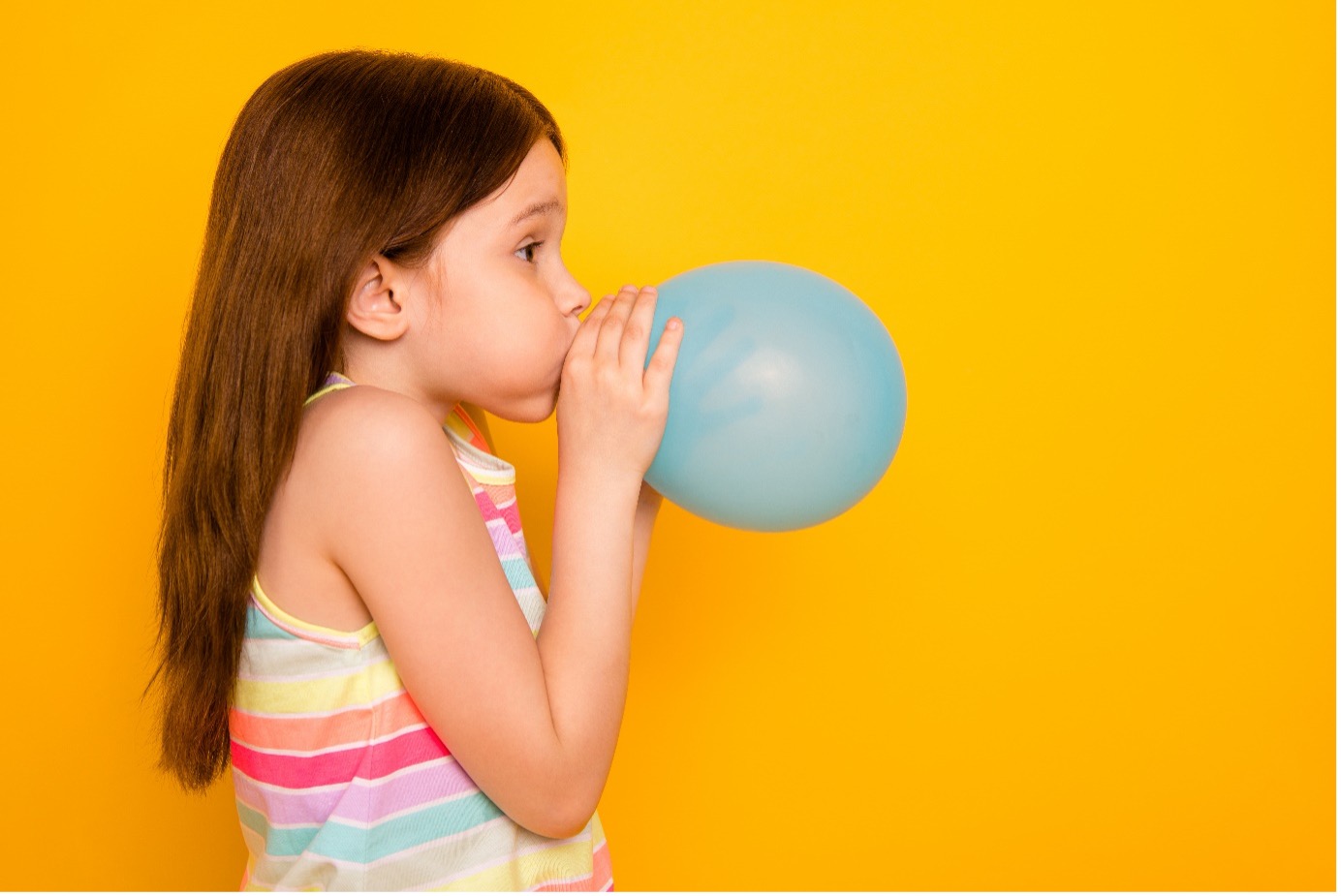 باد کردن بادکنک دختر بچه