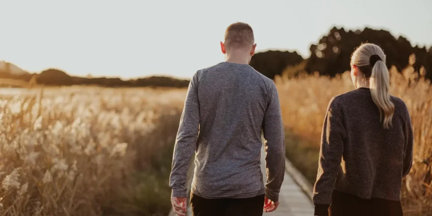 راه رفتن زن و مرد در بیشه