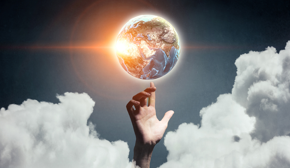 مقصد از خلقت انسان چیست؟_سیاه پوش 63 اشاره دست در ابرها به زمین نورانی