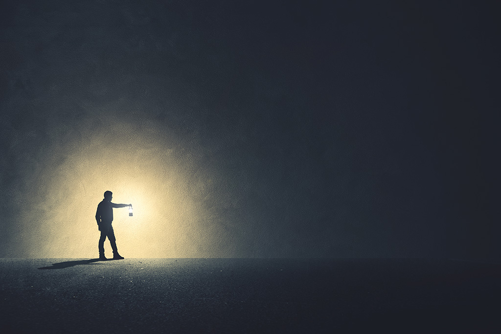 مقصد از خلقت انسان چیست؟_سیاه پوش 66 مرد کنار دیوار با چراغ در دست در تاریکی