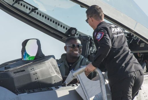 خلبان اف-۲۲ رپتور