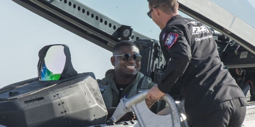 خلبان اف-۲۲ رپتور