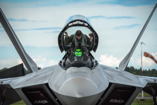 خلبان جنگنده