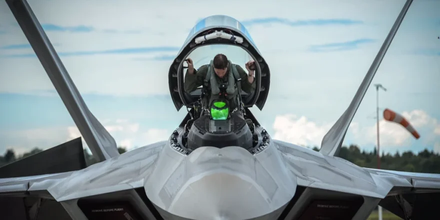 خلبان جنگنده