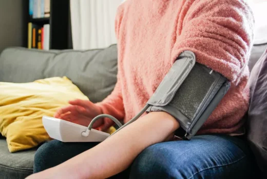 کاهش فشار خون فوری: ۸ راهکار فوری و درمان خانگی