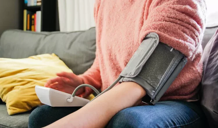 کاهش فشار خون فوری: ۸ راهکار فوری و درمان خانگی